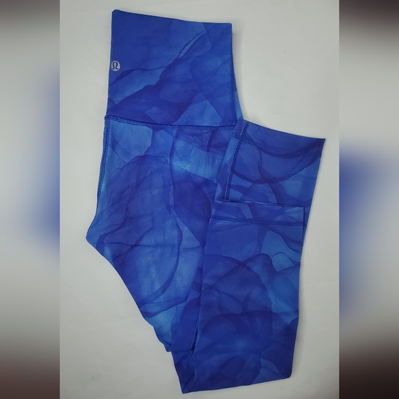 lululemon athletica Pants - Lululemon Size 6 Blue Swirl Pattern Cropped Leggings -